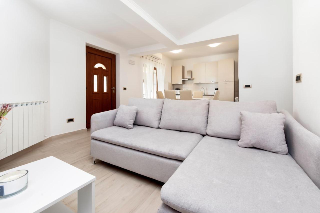 Comfort Apartments Karla 罗维尼 外观 照片
