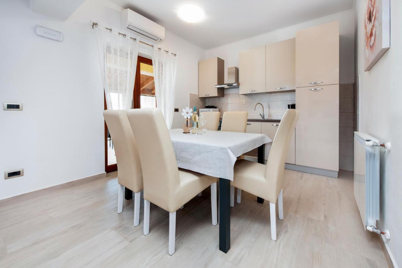 Comfort Apartments Karla 罗维尼 外观 照片