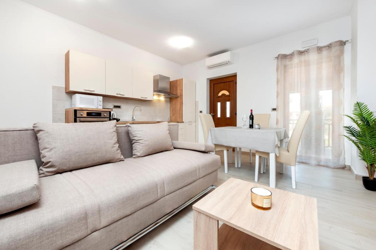 Comfort Apartments Karla 罗维尼 外观 照片