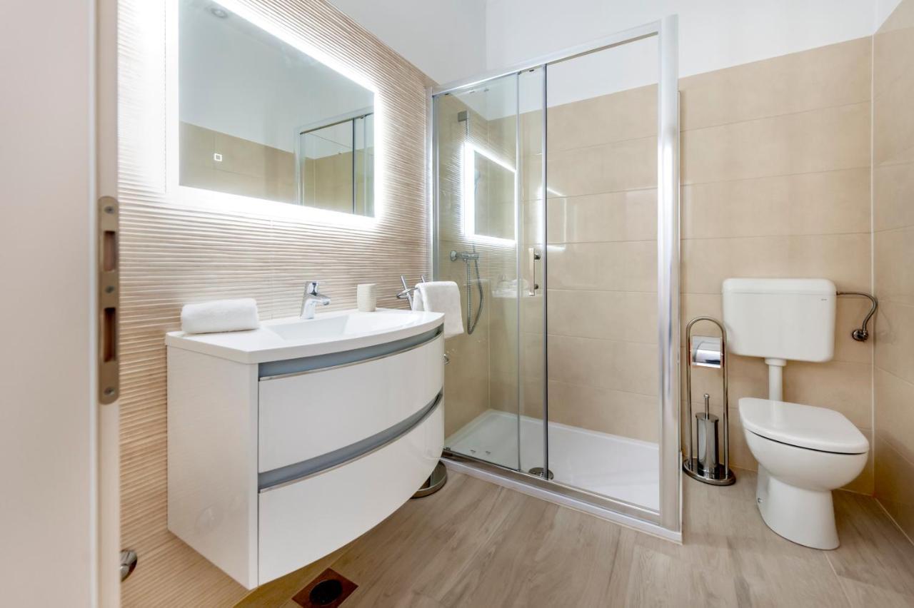 Comfort Apartments Karla 罗维尼 外观 照片