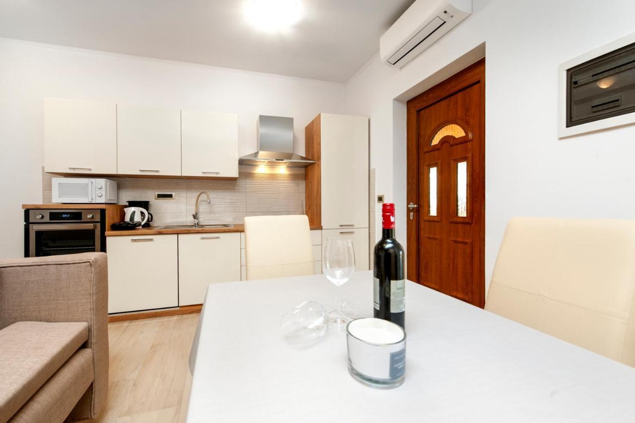 Comfort Apartments Karla 罗维尼 外观 照片