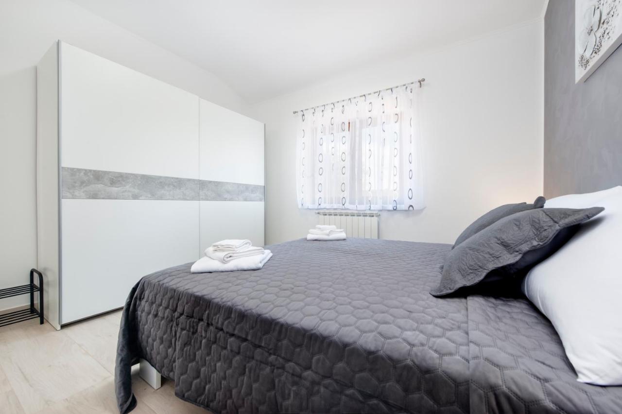 Comfort Apartments Karla 罗维尼 外观 照片