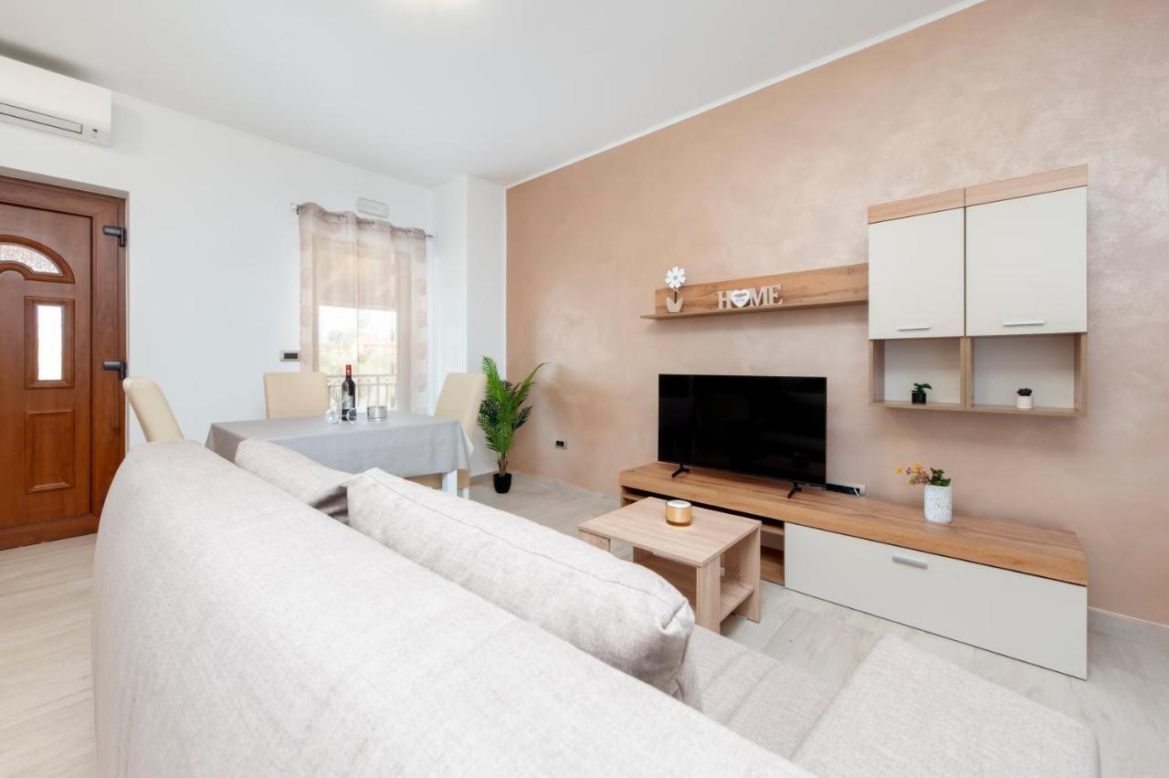 Comfort Apartments Karla 罗维尼 外观 照片